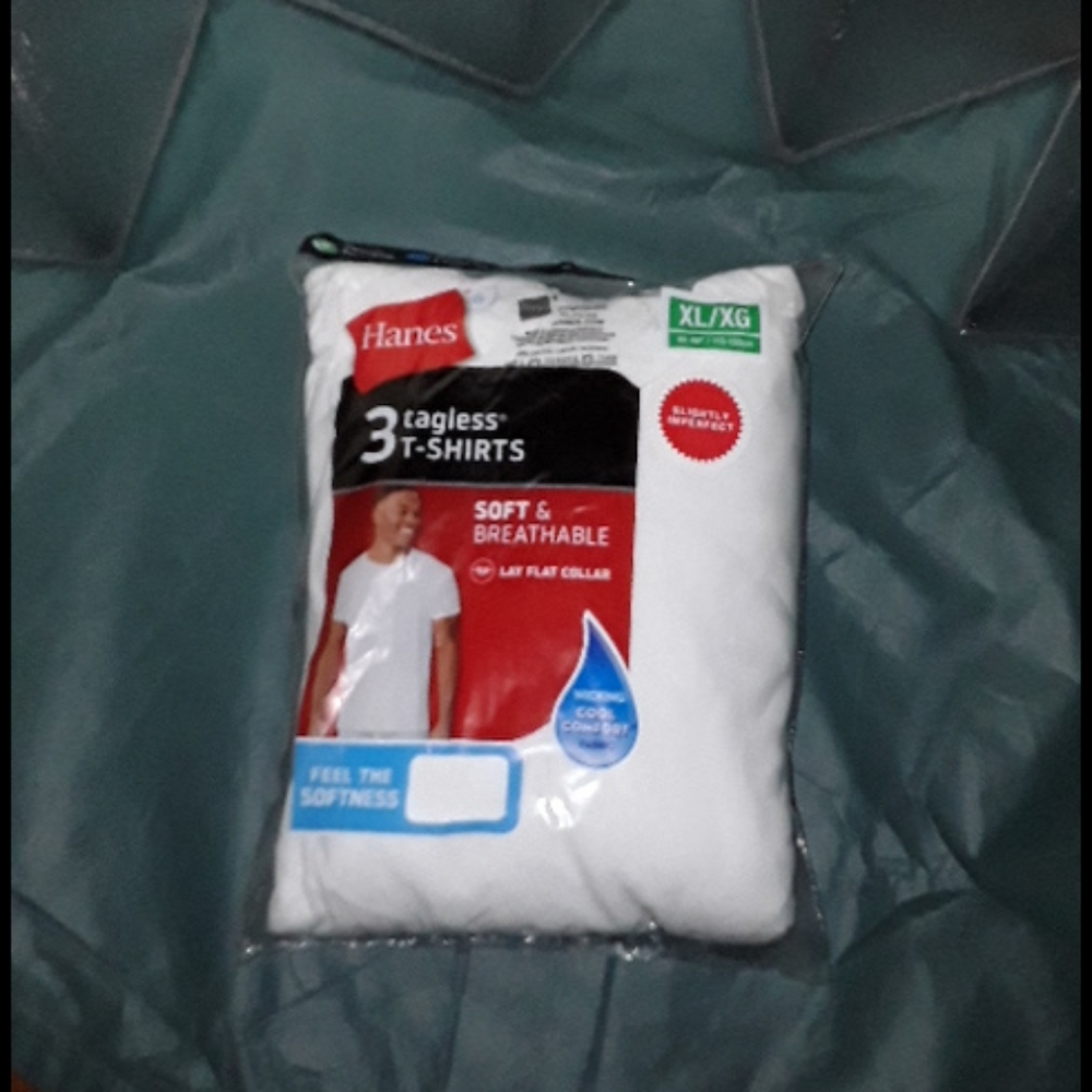 Hanes Tagless T-SHIRT.